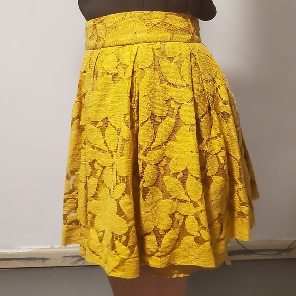 Pretty much doll-sized lace skirt - Picture 2 of 4